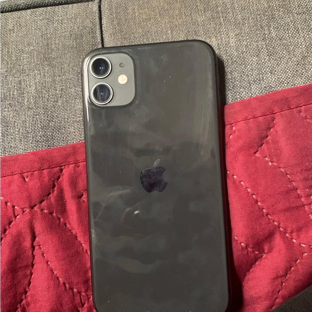 Apple iPhone 11 64GB unlocked- Black - Picture 1 of 5